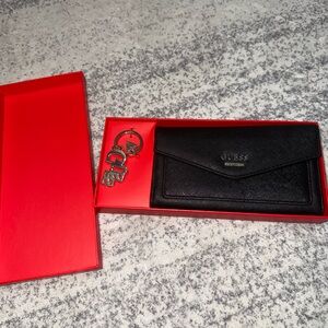Guess Wallet + Keychain Gift Set
